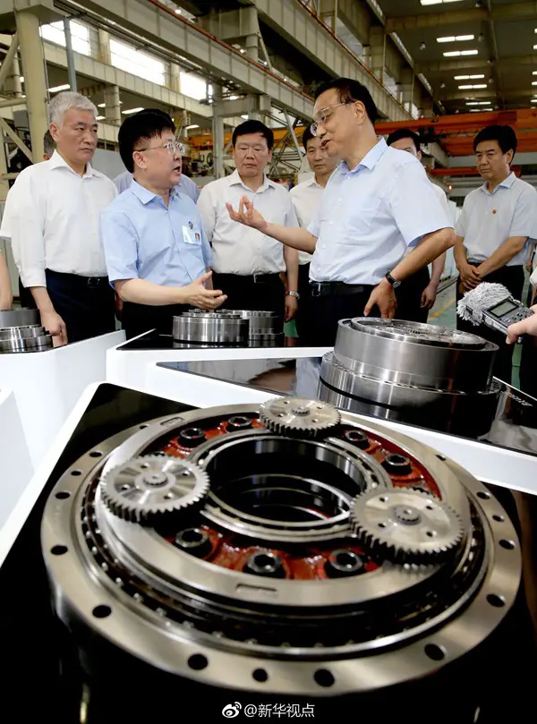 李克强鼓励秦川机床:要造真正的中国机器人 李克强鼓励秦川机床:要造真正的中国机器人